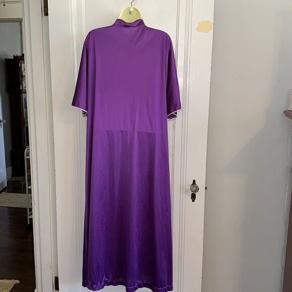 Vintage Vanity Fair purple nylon long button front short sleeve collarless robe - Picture 8 of 9